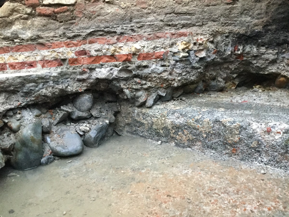 (G) 27. November 2020: Terrazzo Boden eines älteren römischen Freibades&nbsp;einsehbar