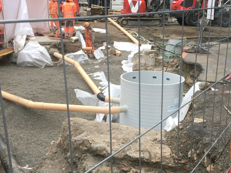 12. Dezember 2020: Wieder eingepackt – das „Forum  romanum“ der Badener Bäder ist wieder&nbsp;weg.